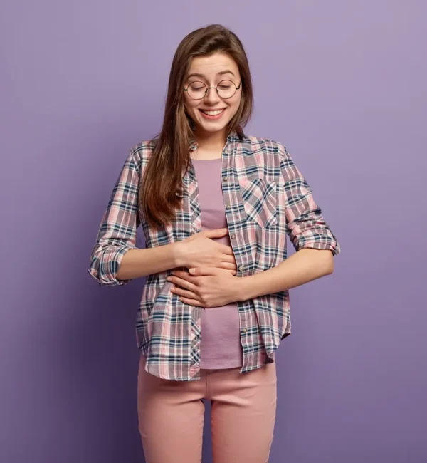 glad-woman-has-full-stomach-after-delicious-dinner-keeps-both-hands-belly-being-well-fed-smiles-positively-dressed-casual-clothes-round-spectacles-isolated-purple-wall-feeling-satiety (1) nutricionista gastritis / reflujo