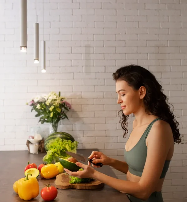 woman-digital-disconnecting-home-by-making-healthy-vegetable-salad Nutricionista Colitis / Crohn