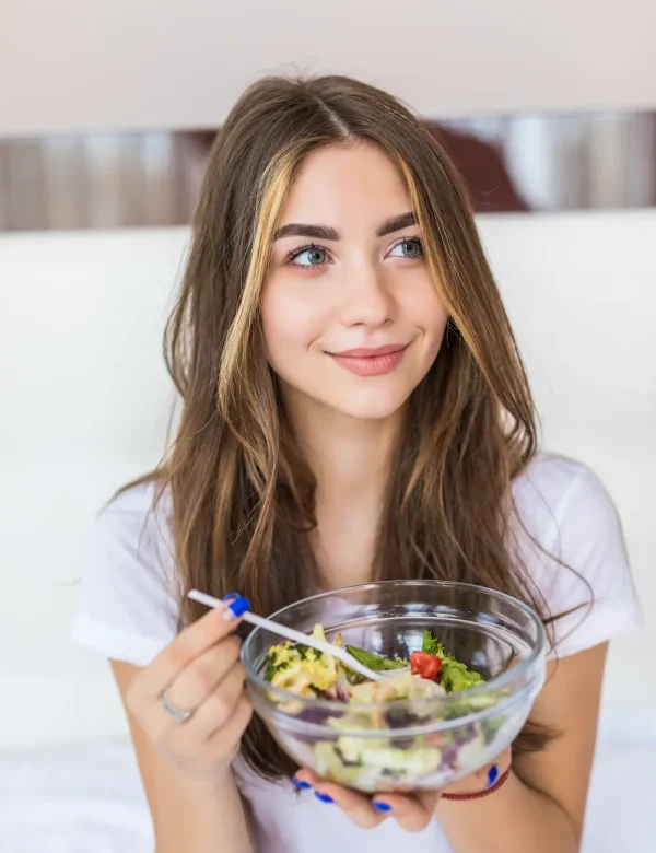 young-beautiful-woman-vegetarian-eating-fresh-green-salad-home Nutricionista Colitis / Crohn